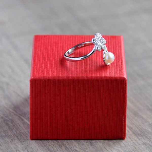 Stříbrný prsten se zirkony a pravou perlou