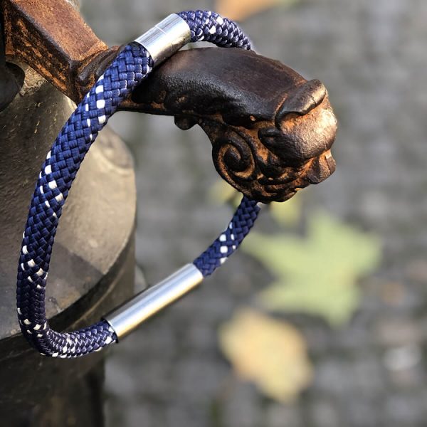 Lanový náhrdelník s kovem - modrý proužek